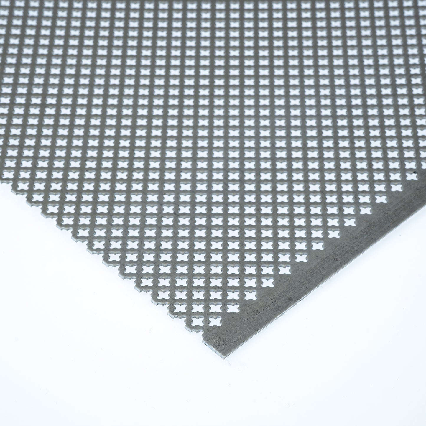Stahl blank Lochblech 5-9 in 1,5 mm Stärke – Kleeblattlochung in versetzten Reihen