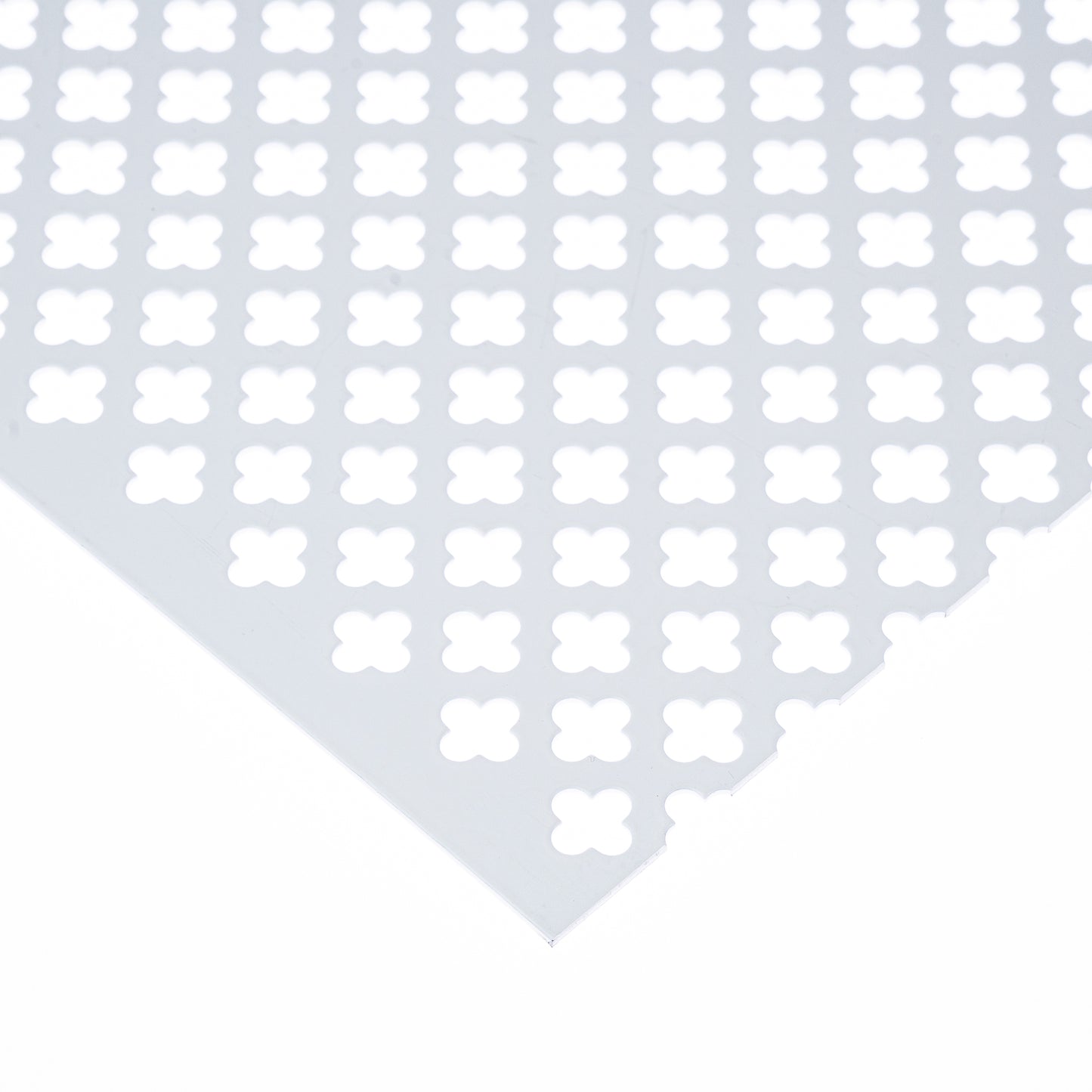 Stahl blank weiss Lochblech 12-20 in 1,5 mm Stärke – Kleeblattlochung in versetzten Reihen