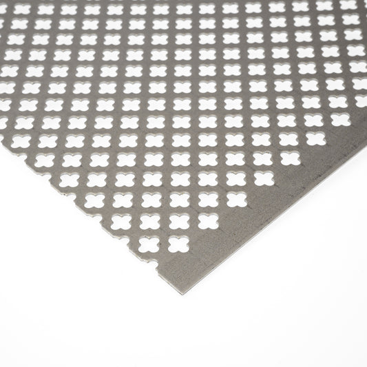 Stahl blank Lochblech 12-20 in 1,5 mm Stärke – Kleeblattlochung in versetzten Reihen
